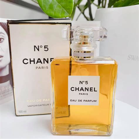 nước hoa chanel số 5.